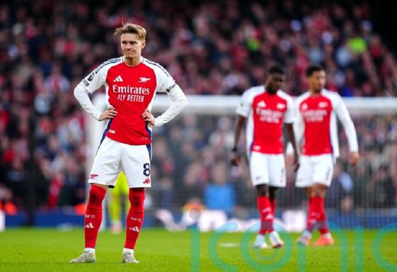 Odegaard tiếp tục rời sân sớm, Arsenal lo lắng giữa niềm vui chiến thắng